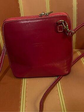 Vera Pelle Fuschia Leather Crossbody Bag